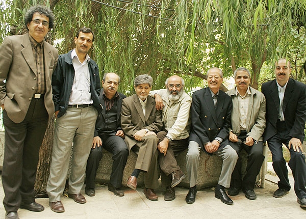 از راست: شعبانعلی بهرامپور، حسن نمک‌دوست، حسین قندی، یونس شکرخواه، اکبر قاضی زاده، بهروز بهزادی، احمد توکلی و فریدون صدیقی