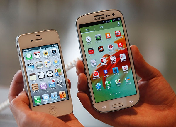  Apple's iPhone 4s and Samsung's Galaxy S III
