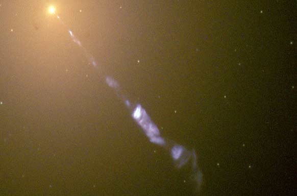 تصویر سال 1998 از تلکسوپ فضایی هابل که نشان دهنده یک فوران چرخان گاز است که از مسیه 87 خارج شده است، تلسکوپ جدید تصدیق کرده است که این فوران از یک سیاه چاله بسیار عظیم آمده است