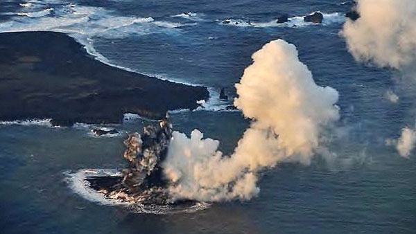Volcano raises new Japanese island