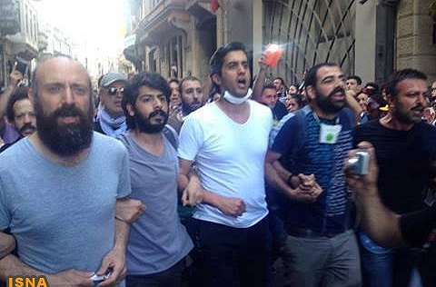 بازیگر نقش سلطان‌سلیمان در سریال حریم سلطان در جمع معترضان استانبولی