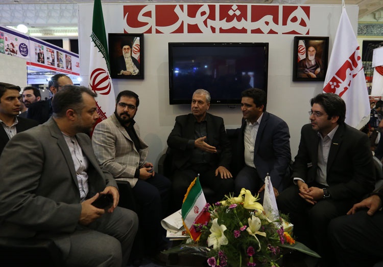 وزیر تعاون، کار و امور اجتماعی از غرفه همشهری بازدید کرد