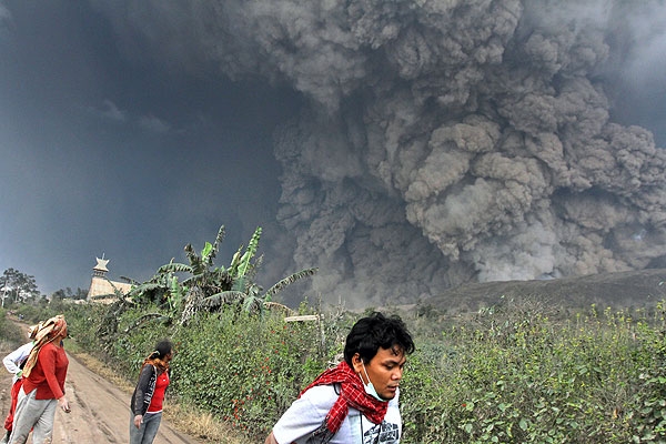فوران آتشفشان در اندونزی جان ۱۴ نفر را گرفت
