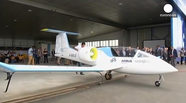 آزمایش یک هواپیمای کوچک برقی دو نفره در فرانسه
