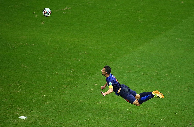  Robin van Persie of the Netherlands scores the team's first goal with a diving header in the first half during the 2014 FIFA World Cup Brazil Group B match between Spain and Netherlands at Arena Fonte Nova in Salvador, Brazil, on June 13, 2014. (Jeff Gross/Getty Images) # 