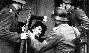 آنا مانیانی در معروفترین نمای فیلم "رم شهر بی دفاع" محصول ۱۹۴۵ ساخته روبرتو روسیلینی