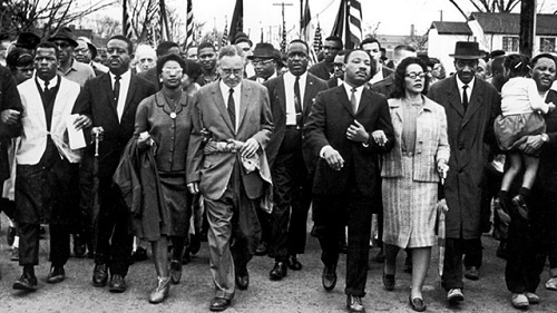 دکتر مارتین لوترکینگ در سال ۱۹۶۵ در راهپیمایی در شهر سلما