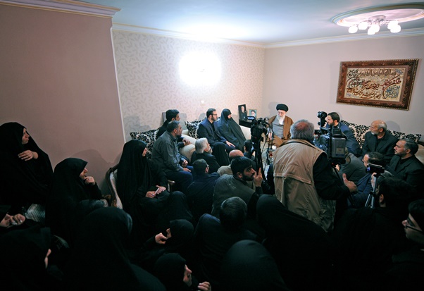 حاشیه های حضور رهبر انقلاب در منزل سردار شهید همدانی