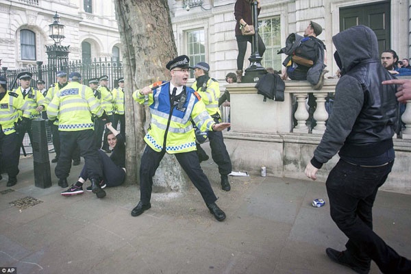 پلیس لندن ۱۷ معترض مخالف سیاست‌های ریاضتی دولت انگلیس را بازداشت کرد