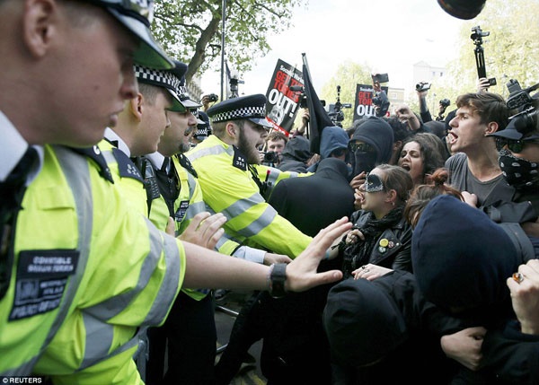 پلیس لندن ۱۷ معترض مخالف سیاست‌های ریاضتی دولت انگلیس را بازداشت کرد