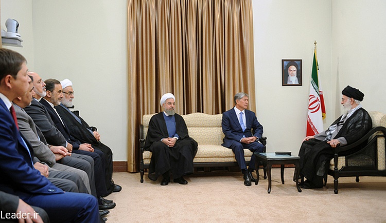 حضرت آیت‌الله خامنه‌ای رهبر معظم انقلاب اسلامی در دیدار آقای آلماس بیگ آتامبایف رییس جمهوری قرقیزستان