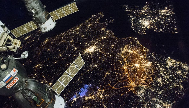 نمای خارق العاده زمین در شب از منظر فضا