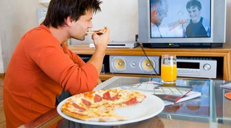 غذا خوردن مقابل تلویزیون
