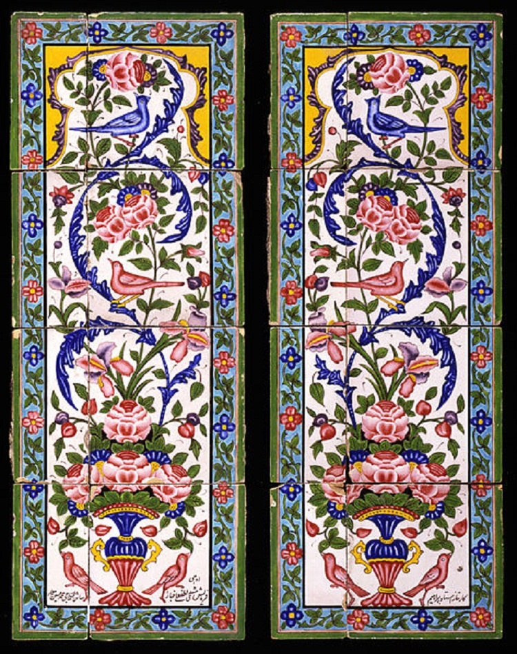 دو نمونه از کاشی‌های سفالی با لعاب‌های رنگارنگ که روی یک لعاب سفید نقش شده‌اند 