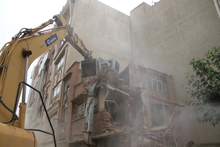تخریب ملک ناایمن در محدوده خیابان ۱۷ شهریور