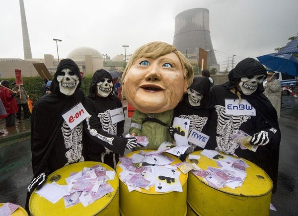 Merkel protest600