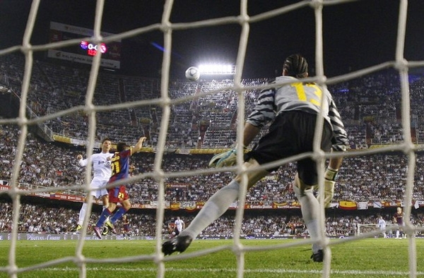 Barcelona's goalkeeper Jose Manuel Pinto (R) fails to stop a goal from Real Madrid's Cristiano Ronaldo (L) in extra time during their King's Cup final soccer match at Mestalla stadium in Valencia April 20, 2011. Also in the picture is Barcelona's Adriano (21).