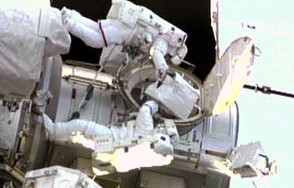 تعمیر فضا پیما توسط فضانوردان اندیور