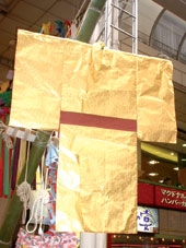   چیزهای مختلفی که به بامبو آویزان می‌شوند، معنی‌های مختلفی دارند. کیمونوی کاغذی به این امید به بامبو آمیزان می‌شود که در سالی که پیش روست، لباس‌های زیبا دوخته شود و بیماری‌ها و اتفاق‌های ناگوار از زندگی دور شوند.    