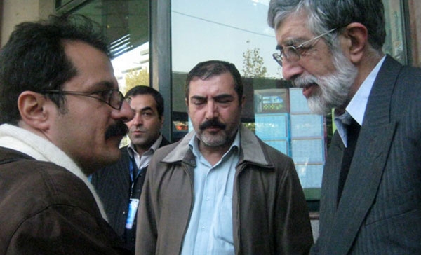 حداد عادل در کنار هومن ظریف کارگردان فیلم مستند گل گلاب