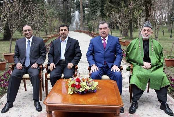 (From L to R) Pakistan's President Asif Ali Zardari, Iran's President Mahmoud Ahmadinejad, Tajikistan's President Imomali Rakhmon and Afghan President Hamid Karzai pose for pictures during a meeting in Dushanbe, March 25, 2012.