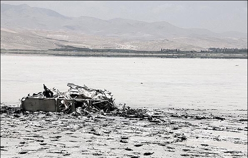 بقایای یک هلی کوپتر نظامی در دریاچه ارومیه 