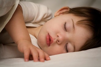 چگونه نوزاد و کودک بی‌خواب خود را بخوابانیم؟