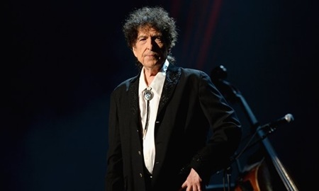 گاردین |‌ عضو نوبل باب دیلن را بی‌ادب خواند