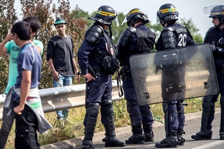 درگیری آوارگان در اردوگاه کاله با پلیس فرانسه