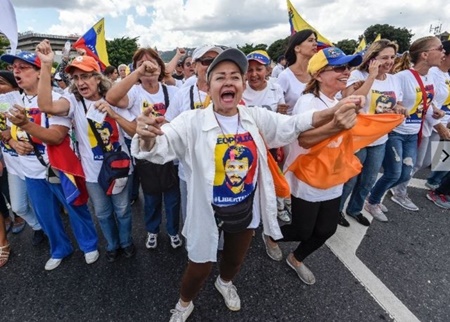 تظاهرات زنان ونزوئلایی علیه لغو رفراندوم