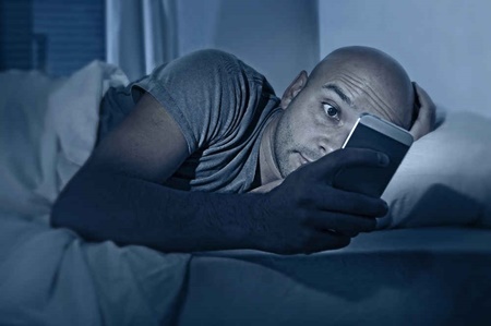 تلفن‌های هوشمند ممکن است خواب شما را مختل کنند