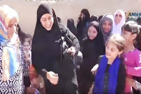 زنان موصلی برقع‌های سیاه داعش را آتش زدند