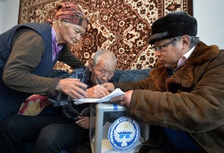 آغاز همه پرسی قانون اساسی قرقیزستان