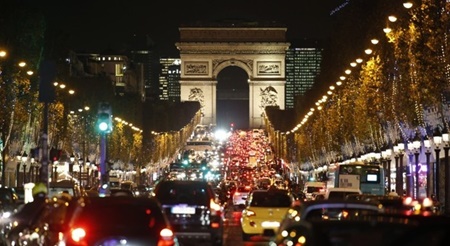 تضاد مرکز و حومه پاریس بر سر ترافیک و آلودگی هوا