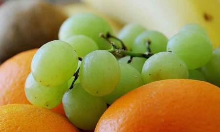 خطر خفگی کودکان هنگام خوردن حبه کامل انگور