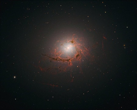 تصویر جدید هابل از کهکشانی با توده‌ای از رشته‌های درهم تنیده