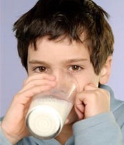 مصرف شیرکامل به مبارزه با چاقی در کودکان کمک می‌کند
