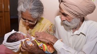 زوج هندی در دهه ۷۰ زندگی برای نخستین بار بچه‌دار می‌شوند