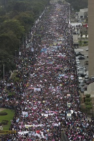 تظاهرات ۵۰ هزار نفری در لیما در مخالفت با خشونت علیه زنان 