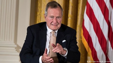 جورج بوش پدر به هیلاری کلینتون رای می‌دهد