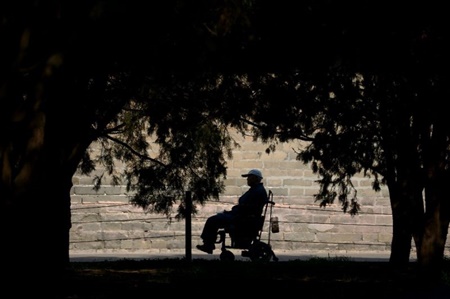 تشخیص نادرست مردی را ۴۳ سال روی صندلی چرخ‌دار نشاند