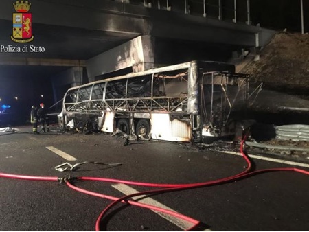 واژگونی و آتش سوزی اتوبوس در ایتالیا جان ۱۶ دانش آموز را گرفت