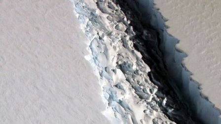 شکاف در یک کوه یخ بزرگ در قطب جنوب