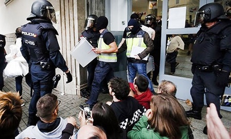یورش پلیس به استقلا‌ل‌طلبان کاتالونیا | ۴۰ زخمی