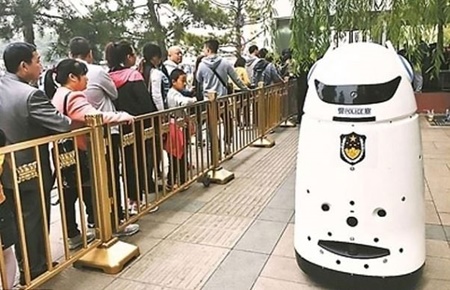 پلیس‌های روباتیک چینی توریست‌ها را کنترل می‌کنند