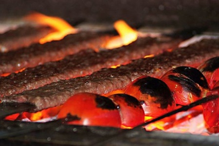 مصرف غذاهای کبابی سوخته و مایعات داغ در بروز سرطان موثر است
