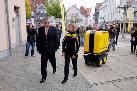 روبات نامه‌رسان در آلمان