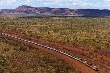 قطار خودران استرالیایی بار حمل می‌کند 