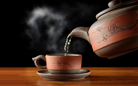 آیا نوشیدن چای داغ واقعاً می‌تواند خطر آب‌سیاه چشم را کم کند؟