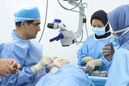 وزیر بهداشت در منطقه محروم ریگان کرمان، ۱۰ جراحی چشم انجام داد